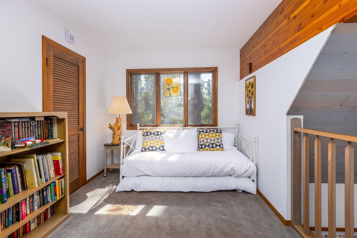Loft with twin-over-twin trundle daybed, right outside the treetop room